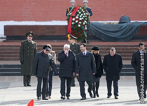 Министр иностранных дел республики Кыргызстан Руслан Казакбаев (в центре) после возложения цветов к Могиле Неизвестного солдата в Александровском саду