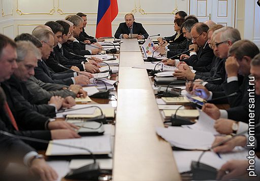 Председатель правительства России Владимир Путин (в центре) во время заседания правительственной Комиссии по высоким технологиям и инновациям. Заседание прошло в Ново-Огарево