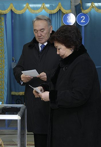 Действующий президент Казахстана Нурсултан Назарбаев с женой