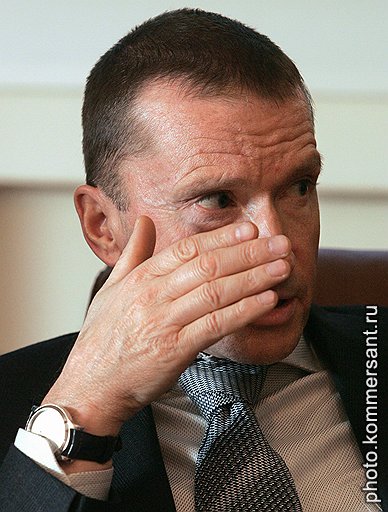 Смягчить удар, нанесенный президентом по системе управляемости госкомпаниями, уполномочен глава Росимущества Юрий Петров