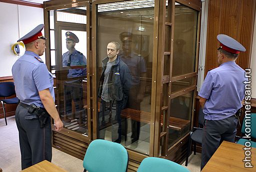 Дмитрий Барановский (в центре) во время заседания Московского городского суда, где рассматривалось продление срока содержания его под стражей