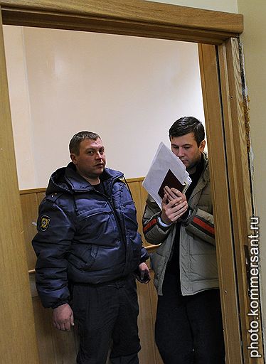 Сотрудник городской администрации города Химки Андрей Чернышев (справа), обвиняемый в организации нападения на эколога Константина Фетисова