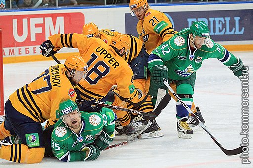Хоккеистам «Салавата Юлаева» (в зеленой форме), несмотря на собственное невезение и упорство соперников, удалось начать финальную серию Кубка Гагарина с победы
