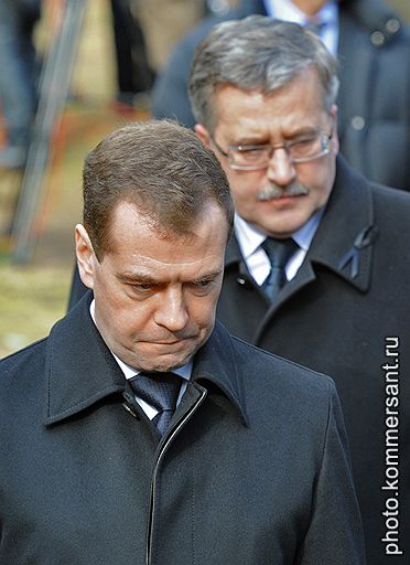 Президент России Дмитрий Медведев (на первом плане) и президент Польши Бронислав Коморовский (на втором плане)