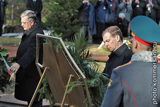 Президент Польши Бронислав Коморовский (слева) и президент России Дмитрий Медведев (в центре)