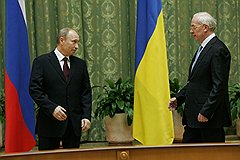 Председатель Правительства России Владимир Путин (слева) и Премьер-министр Украины Николай Азаров