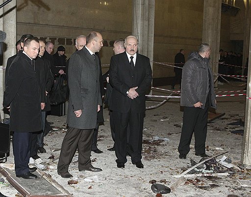 После осмотра места взрыва президент Белоруссии Александр Лукашенко (второй справа) приказал «вывернуть всю страну, но найти этих уродов»