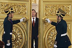 Президент России Дмитрий Медведев (в центре)