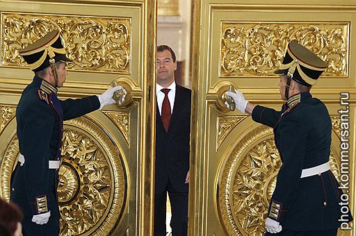 Президент России Дмитрий Медведев (в центре)
