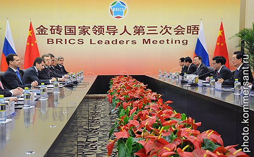 Президент России Дмитрий Медведев (в центре) и председатель Китайской народной республики (КНР) Ху Цзиньтао (справа)