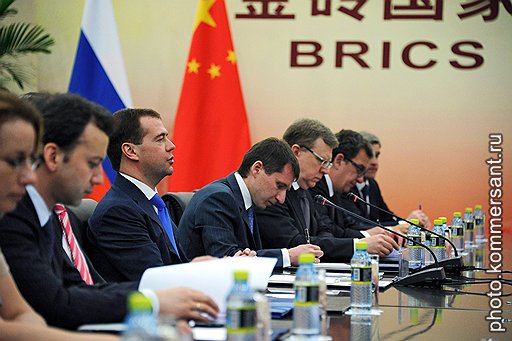 Президент России Дмитрий Медведев (в центре) и председатель Китайской народной республики (КНР) Ху Цзиньтао