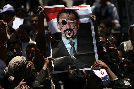 Заявление йеменской партии власти о готовности президента Салеха (на плакате) досрочно уйти в отставку не успокоило сотни тысяч его непримиримых противников