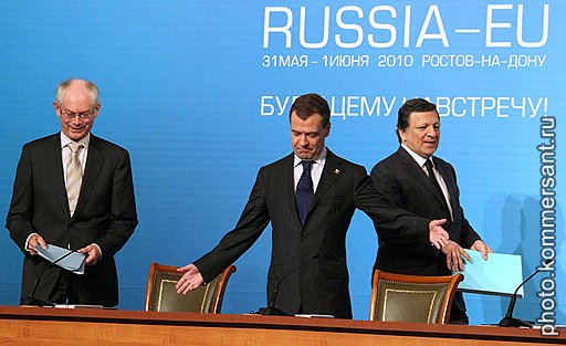 Председатель европейского совета Херман Ван Ромпей, президент России Дмитрий Медведев и председатель европейской комиссии Жозе Мануэль Баррозу на пресс-конференции по итогам саммита Россия-ЕС