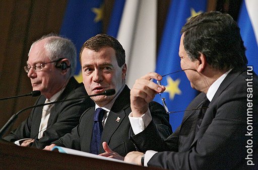 Председатель европейского совета Херман Ван Ромпей, президент России Дмитрий Медведев и председатель европейской комиссии Жозе Мануэль Баррозу на пресс-конференции по итогам саммита Россия-ЕС