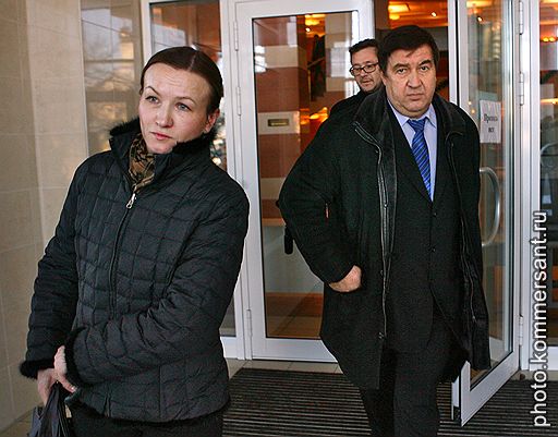 Адвокат Татьяна Лучкина (слева) и бывший начальник Департамента федеральной службы по контролю за оборотом наркотиков (ФСКН) генерал-лейтенант Александр Бульбов (справа) после вынесения ему приговора в Мосгорсуде