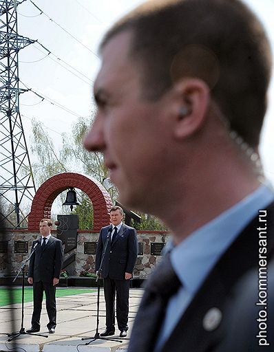 Мероприятия, посвященные 25-й годовщине трагедии на Чернобыльской АЭС. Президент России Дмитрий Медведев (слева) и президент Украины Виктор Янукович (в центре) во время посещения мемориала в память о первых жертвах чернобыльской катастрофы, расположенный непосредственно на площадке перед зданием АЭС