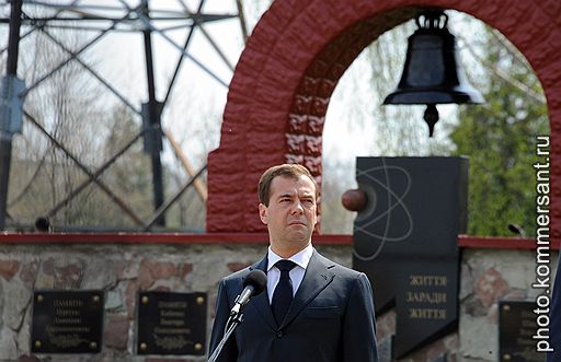 Мероприятия, посвященные 25-й годовщине трагедии на Чернобыльской АЭС. Президент России Дмитрий Медведев во время посещения мемориала в память о первых жертвах чернобыльской катастрофы, расположенный непосредственно на площадке перед зданием АЭС