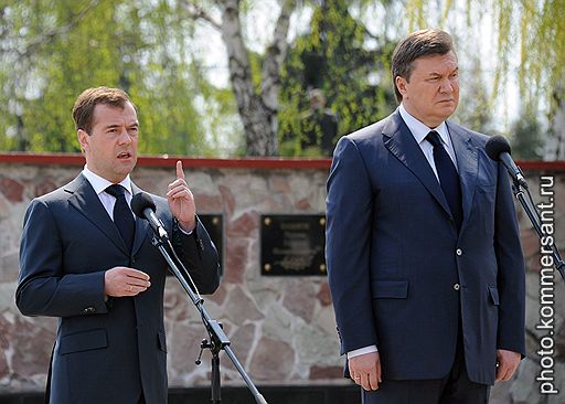 Президент России Дмитрий Медведев (на фото слева) пообещал своему украинскому коллеге Виктору Януковичу выделить крупную сумму на строительство защитного комплекса поверх саркофага над четвертым блоком Чернобыльской АЭС 