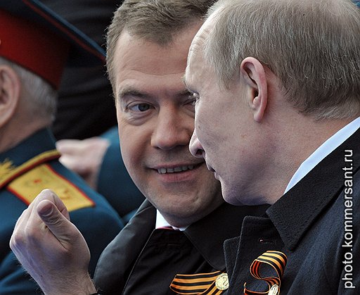Президент России Дмитрий Медведев (слева) и председатель правительства России Владимир Путин (справа) во время проведения Военного парада на Красной площади, посвященного 66-й годовщине Победы в Великой Отечественной войне
