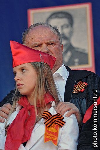 Геннадий Зюганов призвал молодое поколение поблагодарить Иосифа Сталина за счастливое детство
