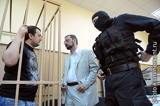 Бывший начальник управления прокуратуры Московской области Дмитрий Урумов (слева) решил помочь следствию разобраться со своим делом