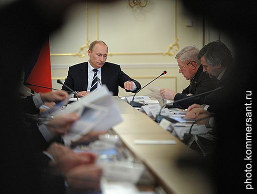 Премьер Владимир Путин опаздывал на встречу с патриархом Кириллом, а с неотложным сокращением расходов Минфин предложил Белому дому определяться поэтапно, хотя и в очень сжатые сроки