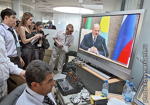 Президент Белоруссии Александр Лукашенко (на экране) 