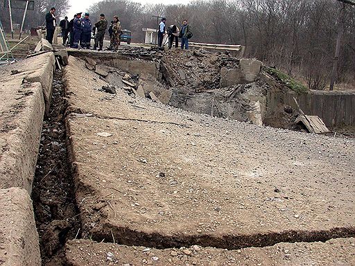 В результате покушения на Алимсолтана Алхаматова был разрушен десятиметровый участок моста через реку Акташ