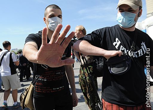 Активисты националистических движений во время митинга против проведения гей-парада в Москве. Митинга прошел на Манежной площади