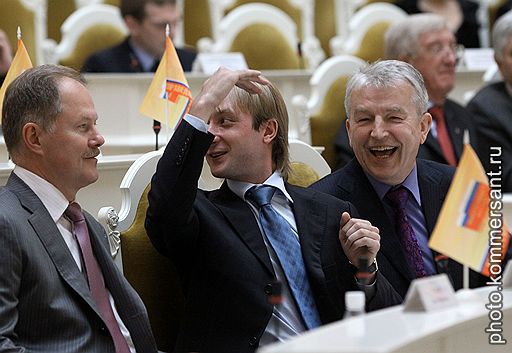 Единороссы Петербурга готовятся лишить мандата Евгения Плющенко (в центре), одного из немногих сторонников лидера &amp;quot;Справедливой России&amp;quot; в городском парламенте