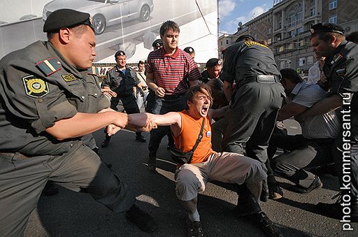 Митинг в защиту 31-ой статьи Конституции России прошел на Триумфальной площади в Москве. Задержание сотрудниками правоохранительных органов участников митинга
