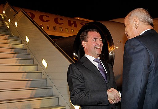Перед отлетом на саммит ШОС президент РФ Дмитрий Медведев (слева) пообщался в Ташкенте с узбекским президентом Исламом Каримовым (справа)