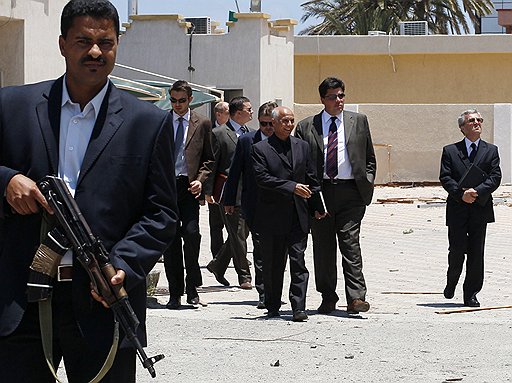Триполи спецпредставитель президента РФ в Африке Михаил Маргелов (второй справа) посетил спустя всего пару часов после ударов авиации НАТО 