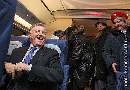 Президент ОАО &amp;quot;Российские железные дороги&amp;quot; (РЖД) Владимир Якунин (слева) в вагоне первого рейса высокоскоростного поезда &amp;quot;Cапсан&amp;quot;