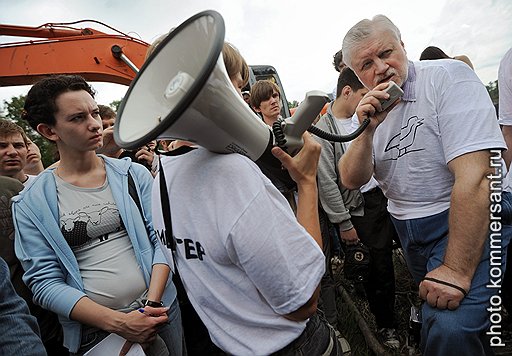 Лидер партии &amp;quot;Справедливая Россия&amp;quot; Сергей Миронов (справа) на Первом открытом форуме гражданских активистов на природе &amp;quot;Антиселигер&amp;quot; в Химкинском лесу