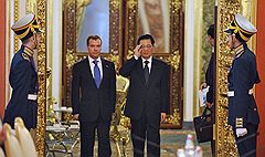 Президент России Дмитрий Медведев (второй слева) и председатель КНР Ху Цзиньтао (второй справа) во время встречи в Кремле