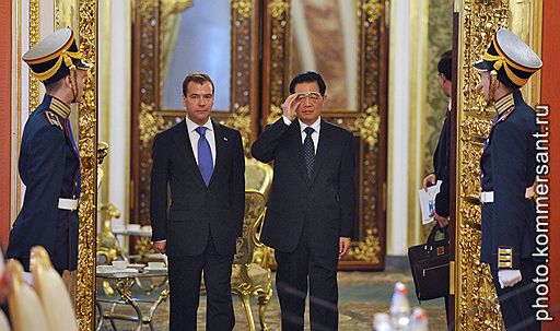 Президент России Дмитрий Медведев (второй слева) и председатель КНР Ху Цзиньтао (второй справа) во время встречи в Кремле
