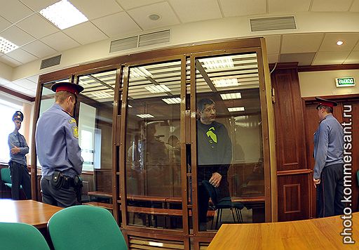 Обвиняемый в убийстве Анзор Булкаев (в центре) во время заседания Московского городского суда. Анзор Булкаев был оправдан Мосгорсудом по делу об убийстве криминальных авторитетов в Москве в 2005 году в кафе &amp;quot;Желтая субмарина&amp;quot;, но признаннвиновным по другому делу