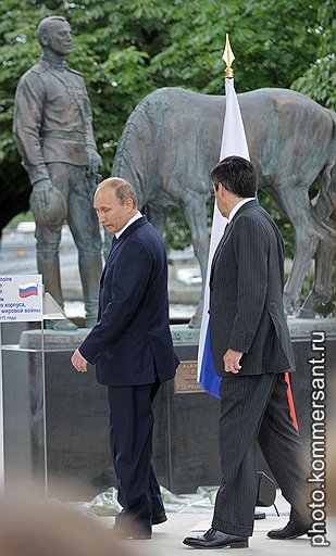Российский и французский премьеры Владимир Путин и Франсуа Фийон открыли памятник русским воинам, защищавшим Францию в Первую мировую войну, и защитили этих воинов от исторической несправедливости