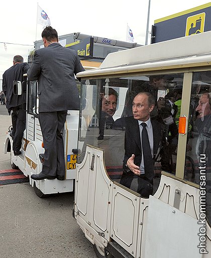 Председатель правительства России Владимир Путин (в центре) во время рабочего визита в Париж