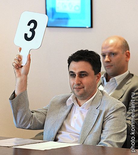 Коммерческий директор компании &amp;quot;Олимп&amp;quot; Альберт Теплицкий (слева) на открытом аукционе &amp;quot;Мосгортранса&amp;quot; на право размещения рекламы в Московском метрополитене