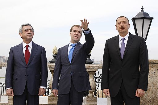 Президент Армении Серж Саргсян (слева), президент России Дмитрий Медведев (в центре) и президент Азербайджана Ильхам Алиев (справа) перед началом переговоров по вопросам урегулирования Нагорно-Карабахского конфликта