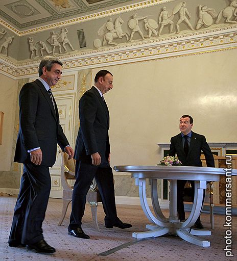Президент Армении Серж Саргсян, президент Азербайджана Ильх Алиев и президент России Дмитрий Медведев во время трехсторонней встречи
