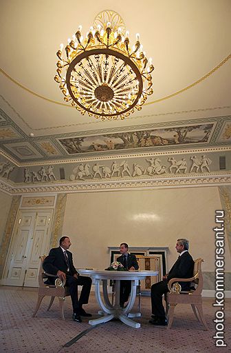 Президент Азербайджана Ильх Алиев, президент России Дмитрий Медведев и президент Армении Серж Саргсян во время трехсторонней встречи