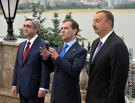 Президент Армении Серж Саргсян (слева), президент России Дмитрий Медведев (в центре) и президент Азербайджана Ильхам Алиев (справа) перед началом переговоров по вопросам урегулирования Нагорно-Карабахского конфликта