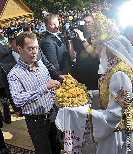 Президент России Дмитрий Медведев (слева) на традиционном национальном празднике Сабантуй