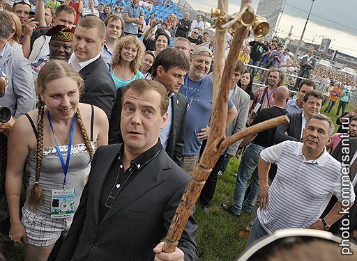 Президент России Дмитрий Медведев (в центре) и президент республики Татарстан Рустам Минниханов (справа) на рок-фестивале &amp;quot;Сотворение мира&amp;quot;