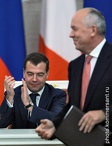 Президент России Дмитрий Медведев (слева) и генеральный директор  &amp;quot;Ростехнологий&amp;quot; Сергей Чемезов (справа) 