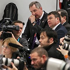 Саммит Россия - НАТО в Лиссабоне. Полномочный представитель России при НАТО Дмитрий Рогозин (слева) и министр обороны России Анатолий Сердюков (справа) на заседании совета Россия-НАТО