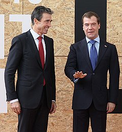 Саммит Россия - НАТО в Лиссабоне. Генеральный секретарь НАТО Андерс Фог Расмуссен (слева) и президент России Дмитрий Медведев (справа) на церемонии встречи перед началом заседания Совета Россия-НАТО